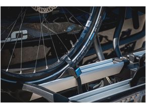 XLC Azura Xtra LED kuljetusteline kahdelle pyörälle peräkoukkuun